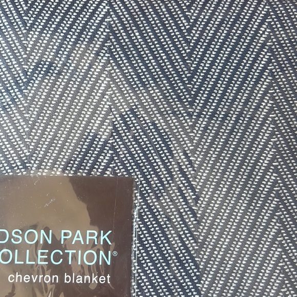 Hudson Park Chevron Blanket full/queen- 100% Exclusive 100% cotton NWT Navy - Picture 2 of 2